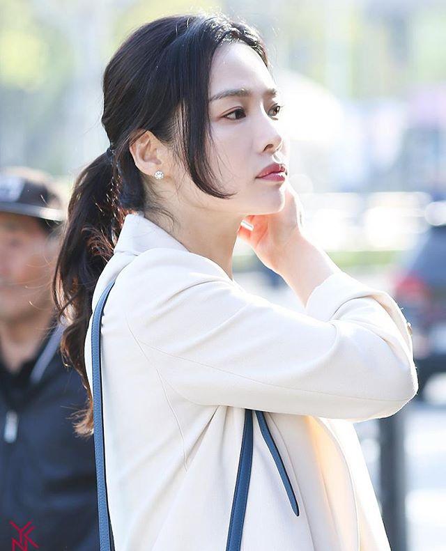金贤珠气质温婉,有着大女人的魅惑!