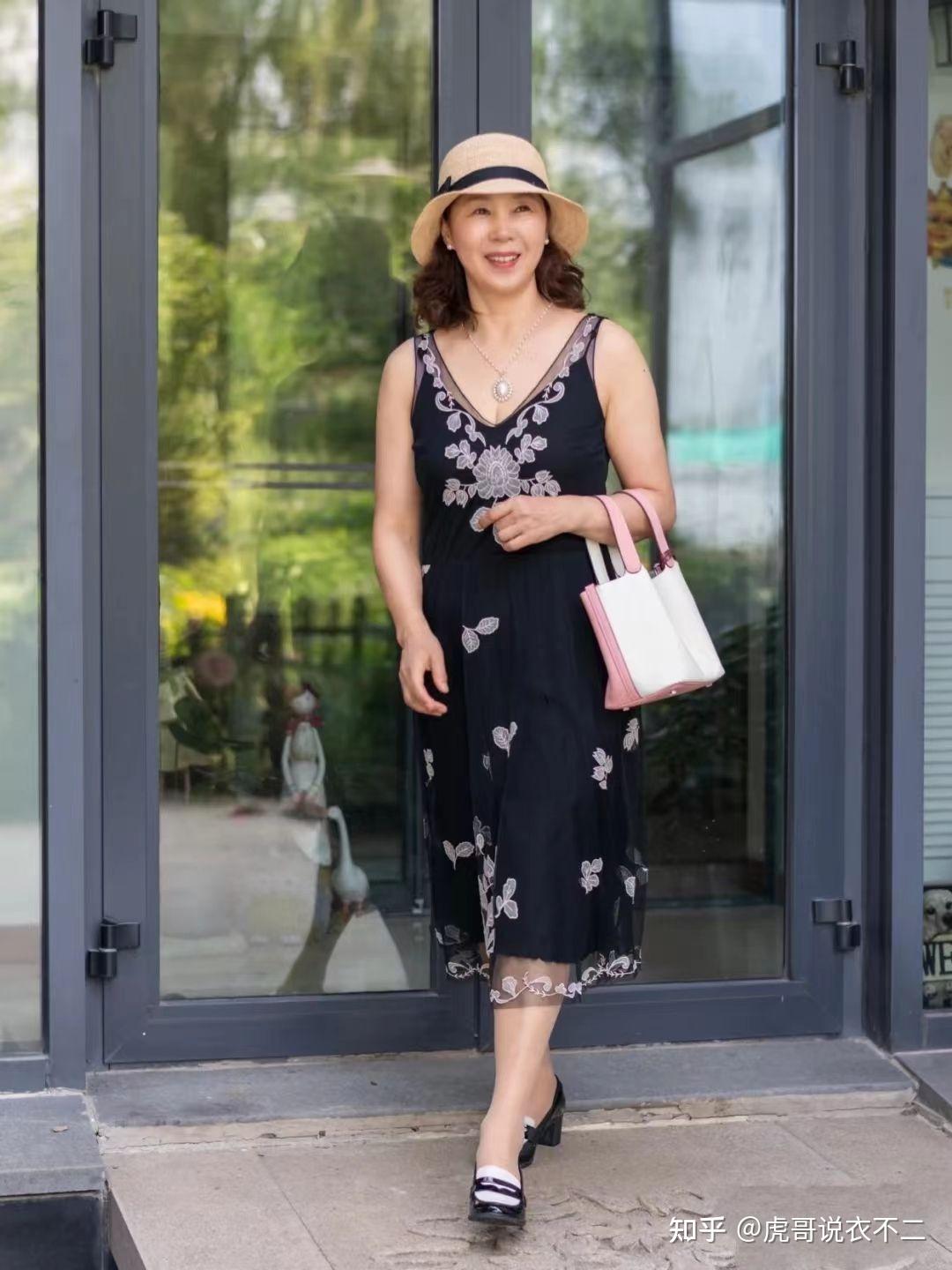 过了60岁的微胖奶奶连衣长裙草编帽才是你该有的搭配