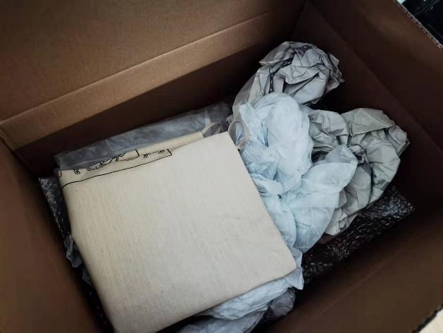 打开包装就是鉴别证书,包包装了三层,第一层泡沫纸,第二次塑料包装,第