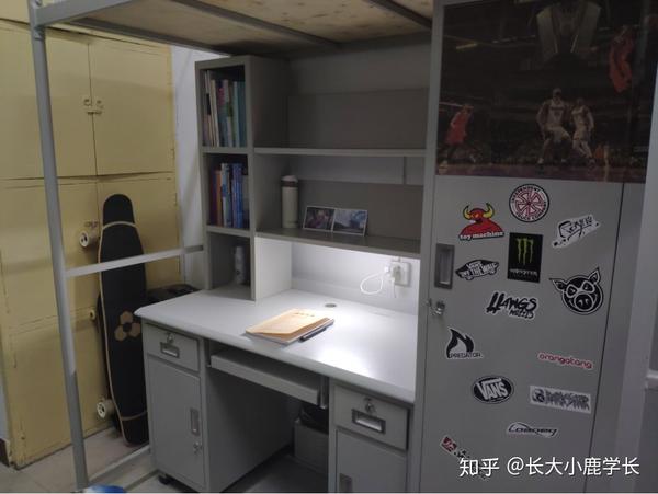 长安大学的研究生宿舍还算可以的,上床下桌,四人间,宿舍有暖气和空调