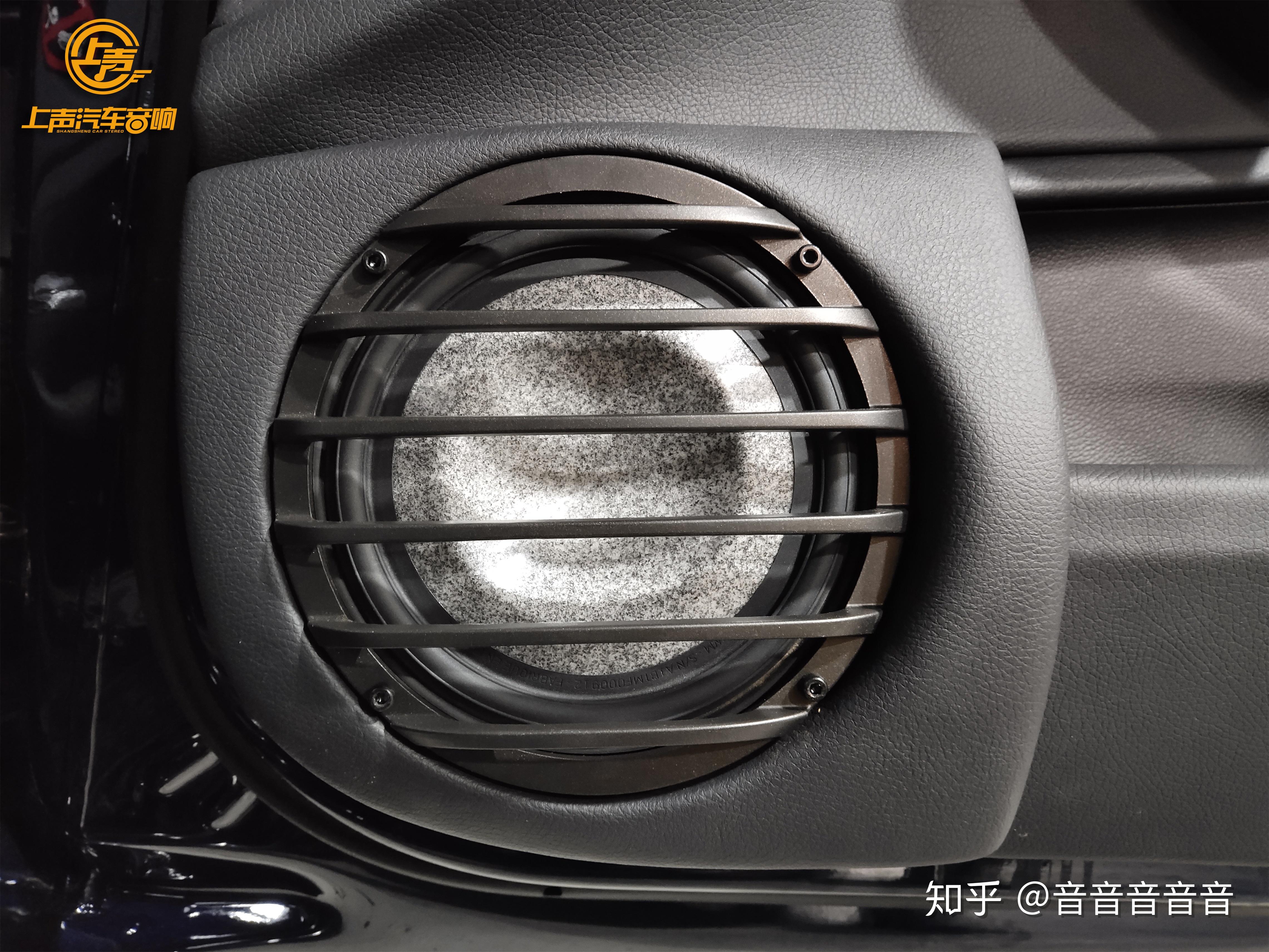 奔驰c260的原车中低音安装位处于驾驶座与副驾驶座底下,中低音安装在