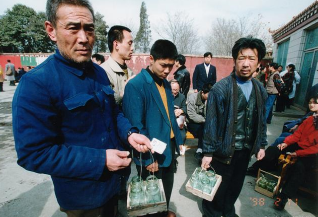 1999年神医被捕背负200多条人命庭审现场称师承女娲