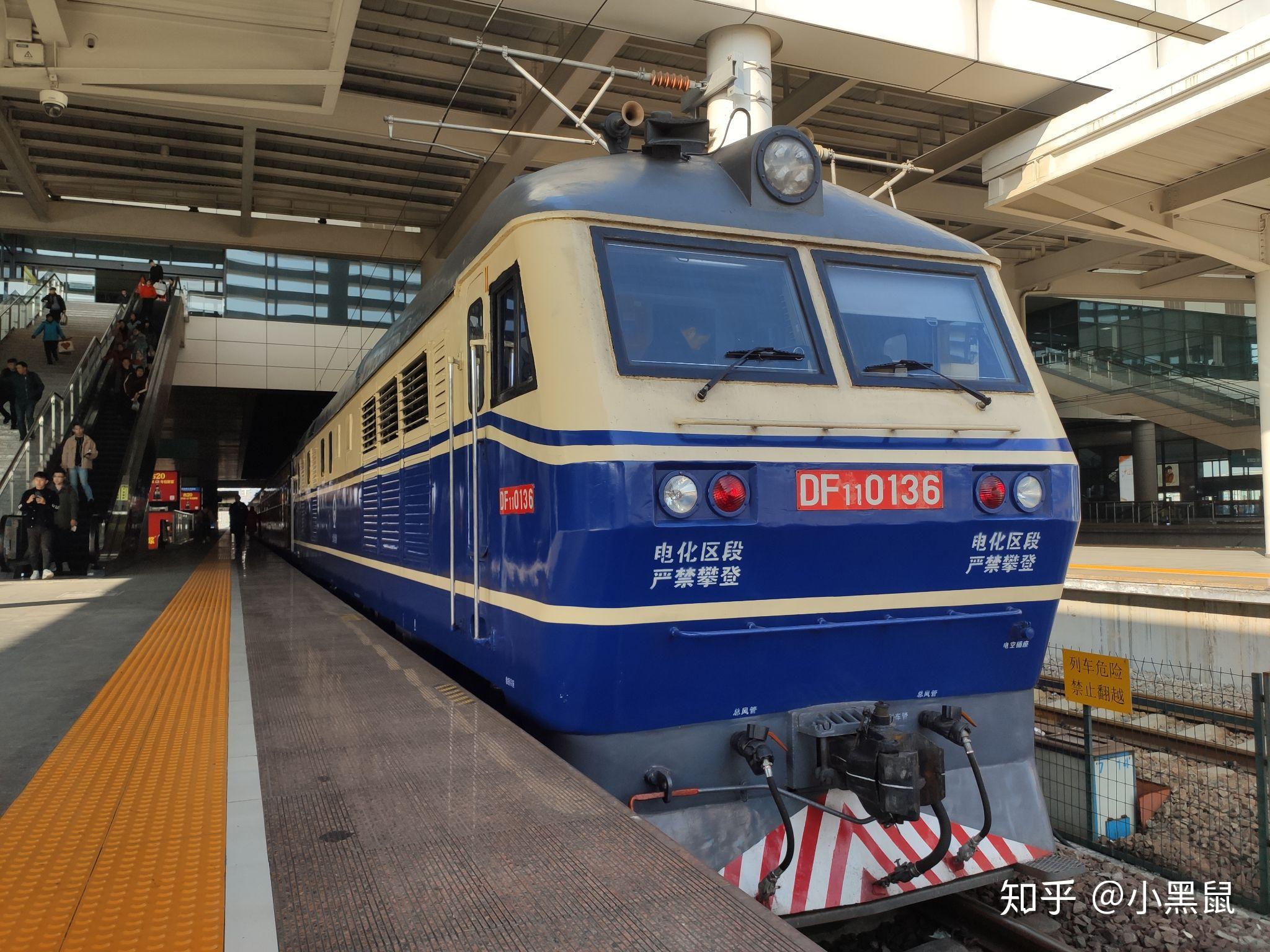 523次列车由上局合段df11-0136号机车担当本务,编组4辆上局合段yz25b