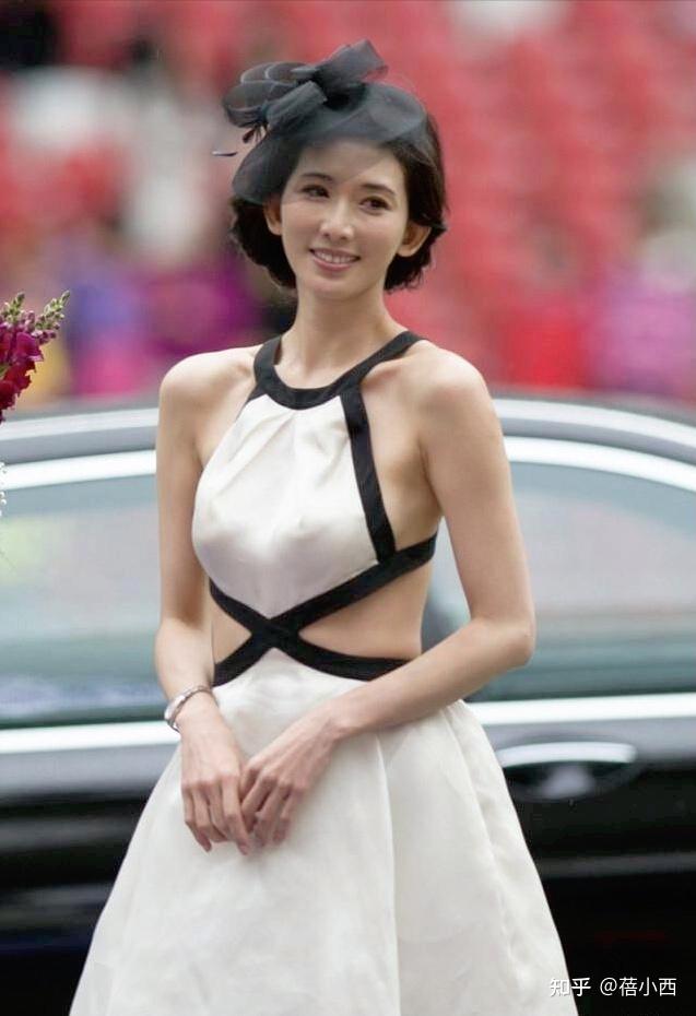 林志玲越老玩得越开真空穿肚兜式露背连衣裙尤物女神气场十足