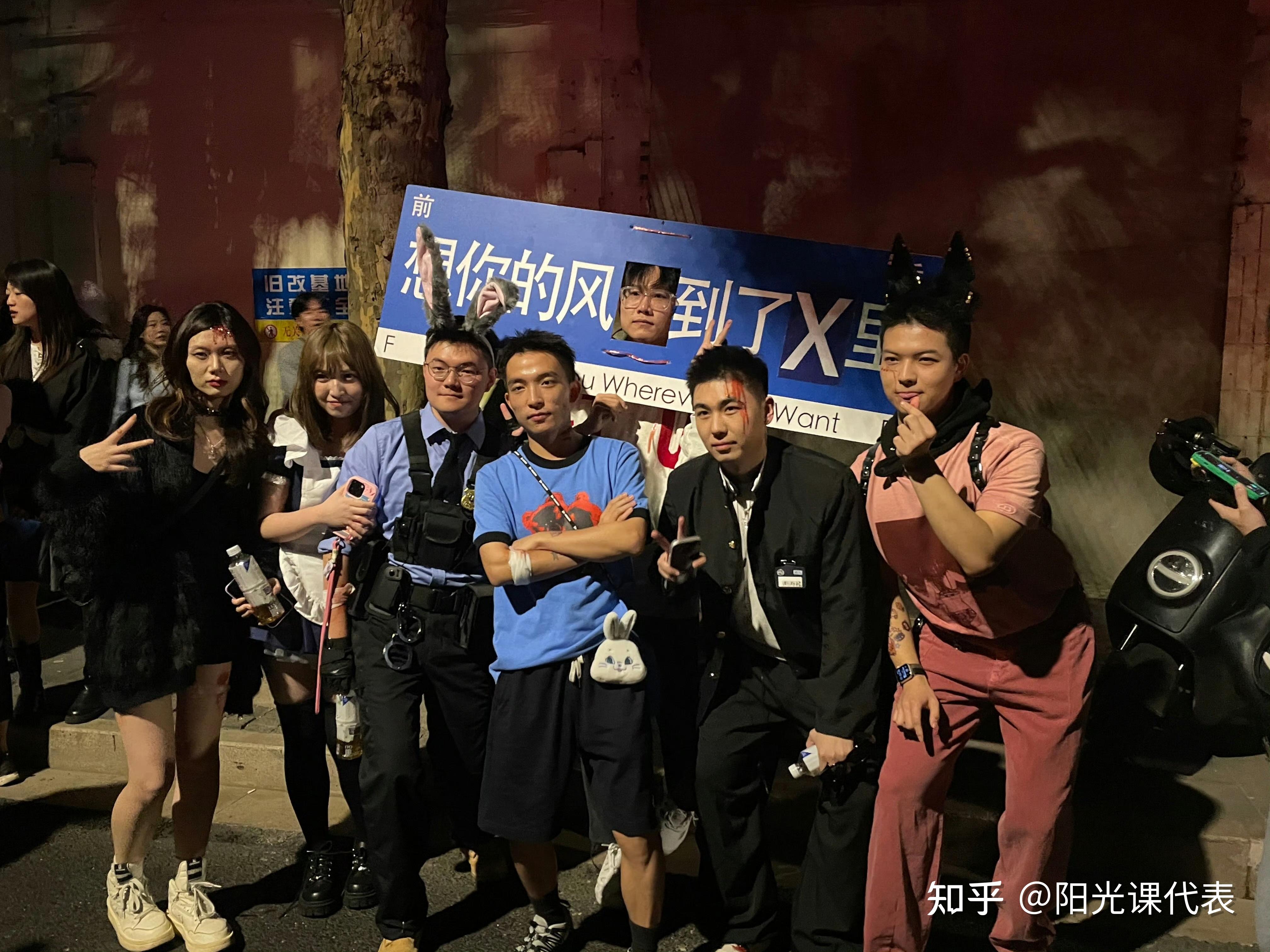 这两天上海万圣节的cos也太好玩啦! 好喜欢这种本土化的感觉,很多搞笑的点都能get到年轻充满活力 - 知乎