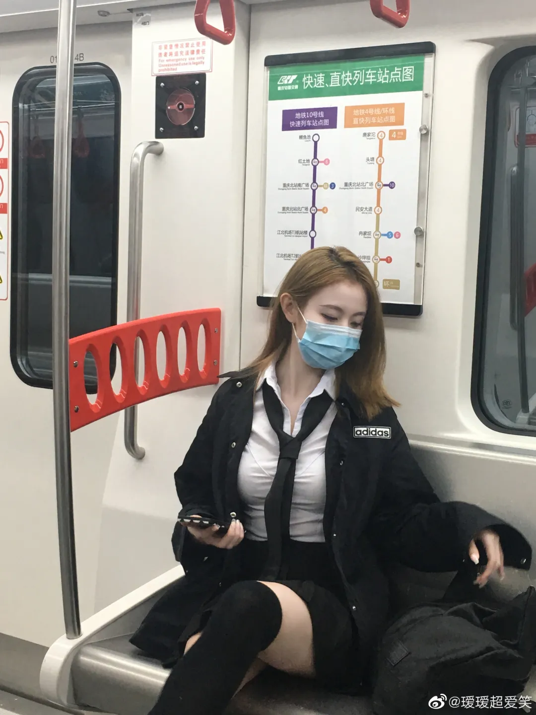 等地铁的美女高清摄影大图-千库网