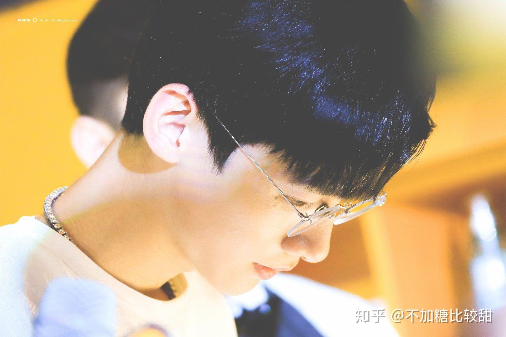 你见过哪些白敬亭戴眼镜的照片