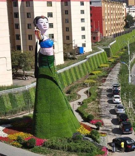 新疆乌鲁木齐市的花堆雕塑"飞天",据说现在已经拆掉了