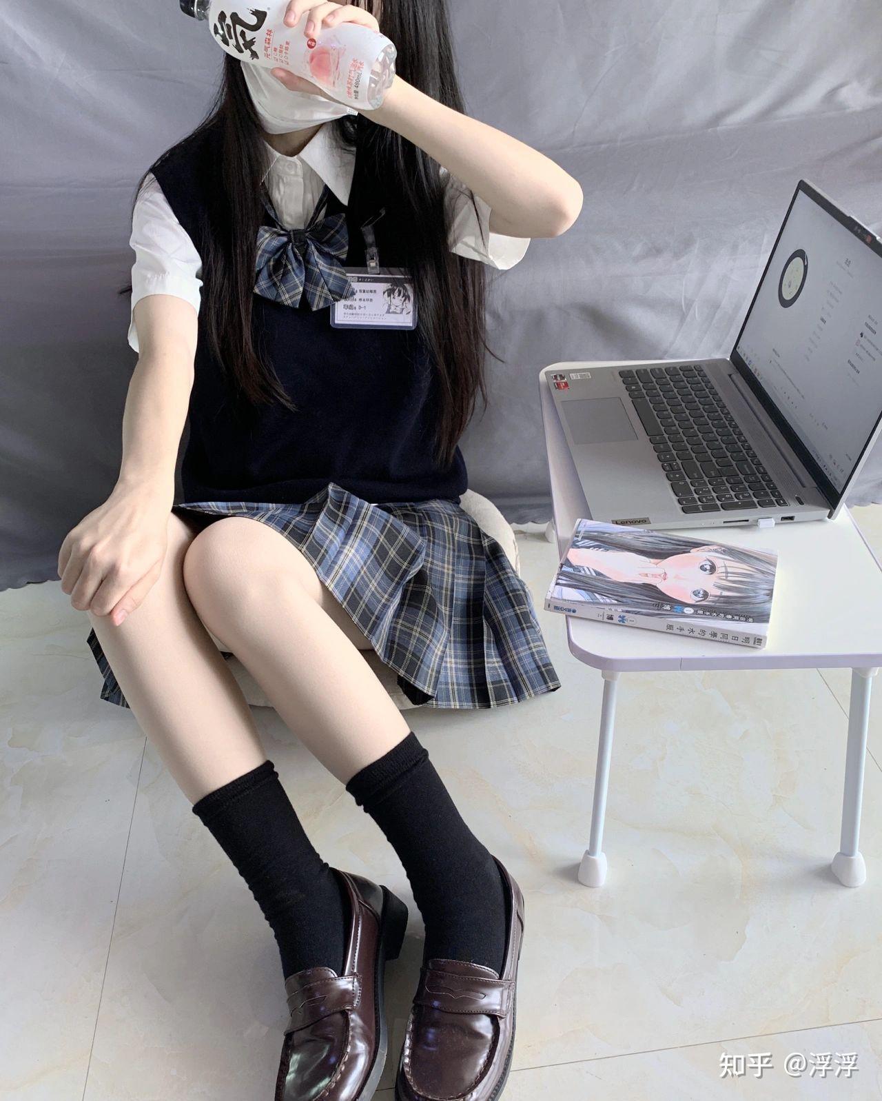 女生在校园穿着jk短裙时会搭配黑色丝袜嘛