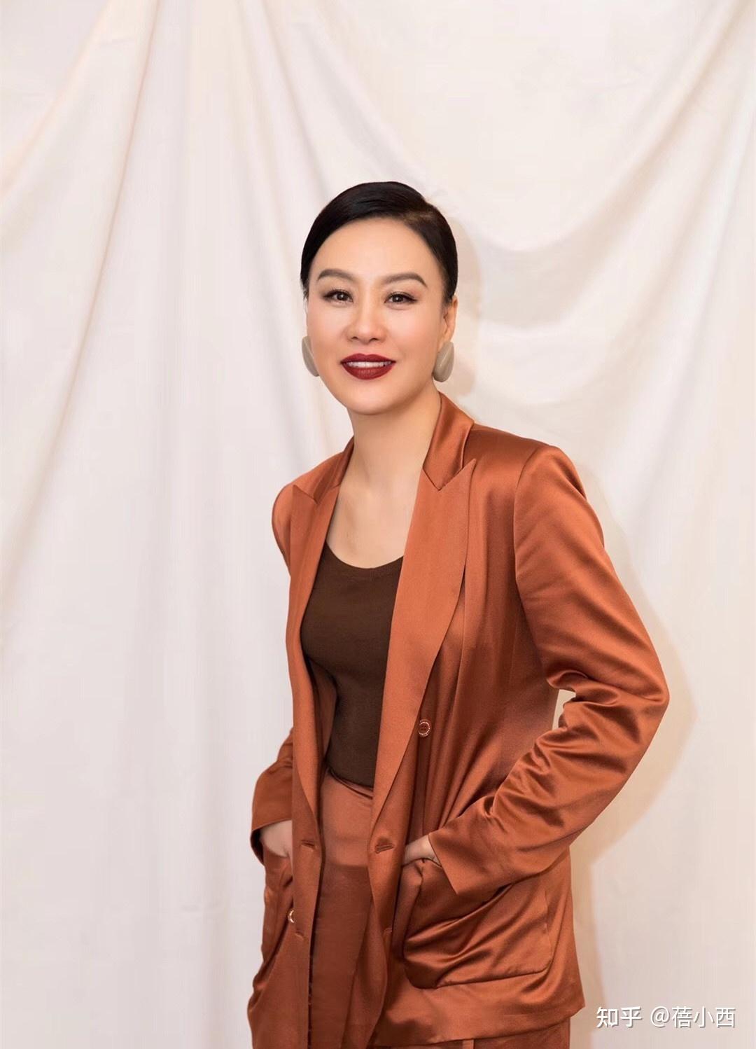 邬君梅穿出了60后想要的高级感一身同色系穿搭很洋气太美了