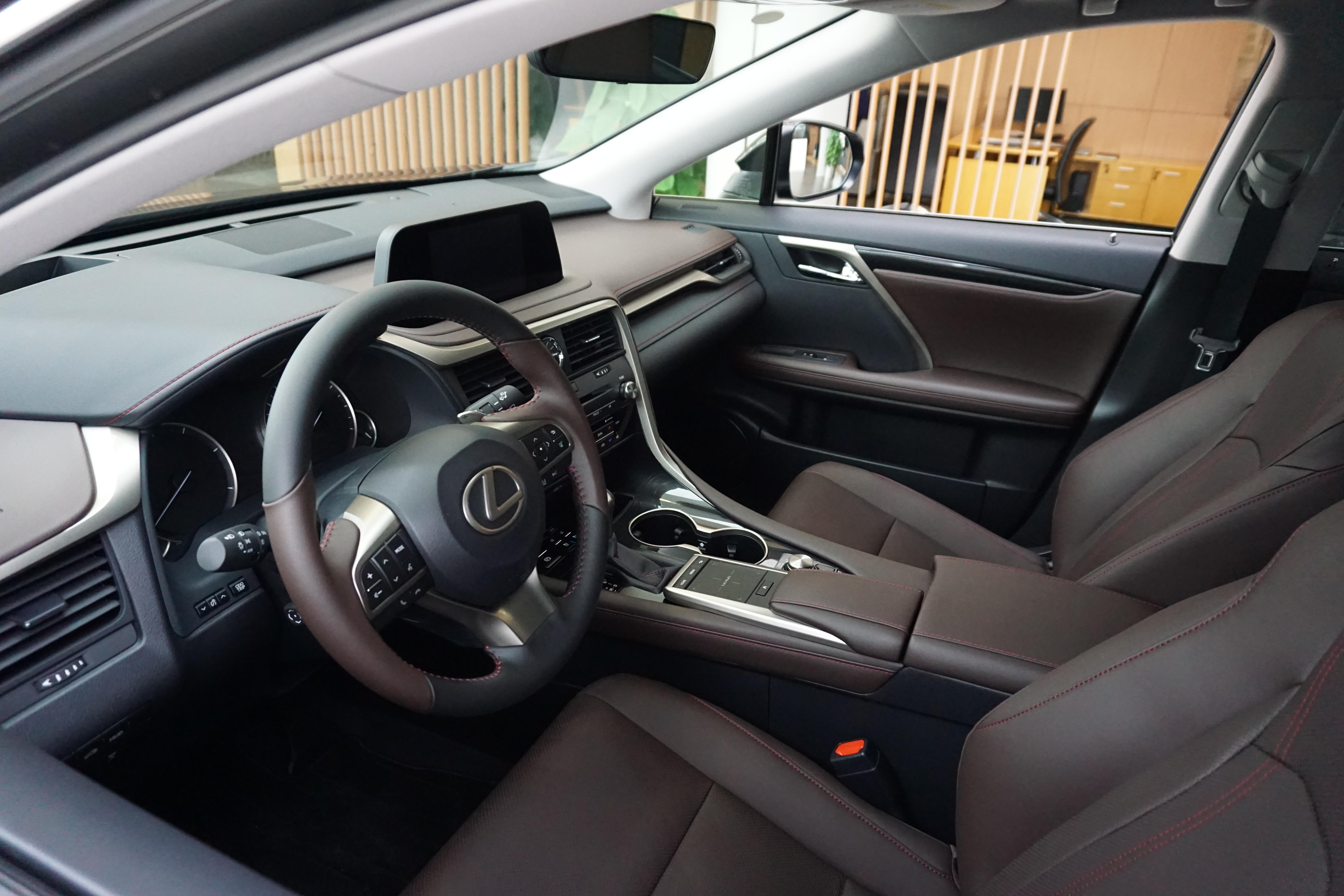 到店实拍雷克萨斯rx300提供20t和35l混动两种选择