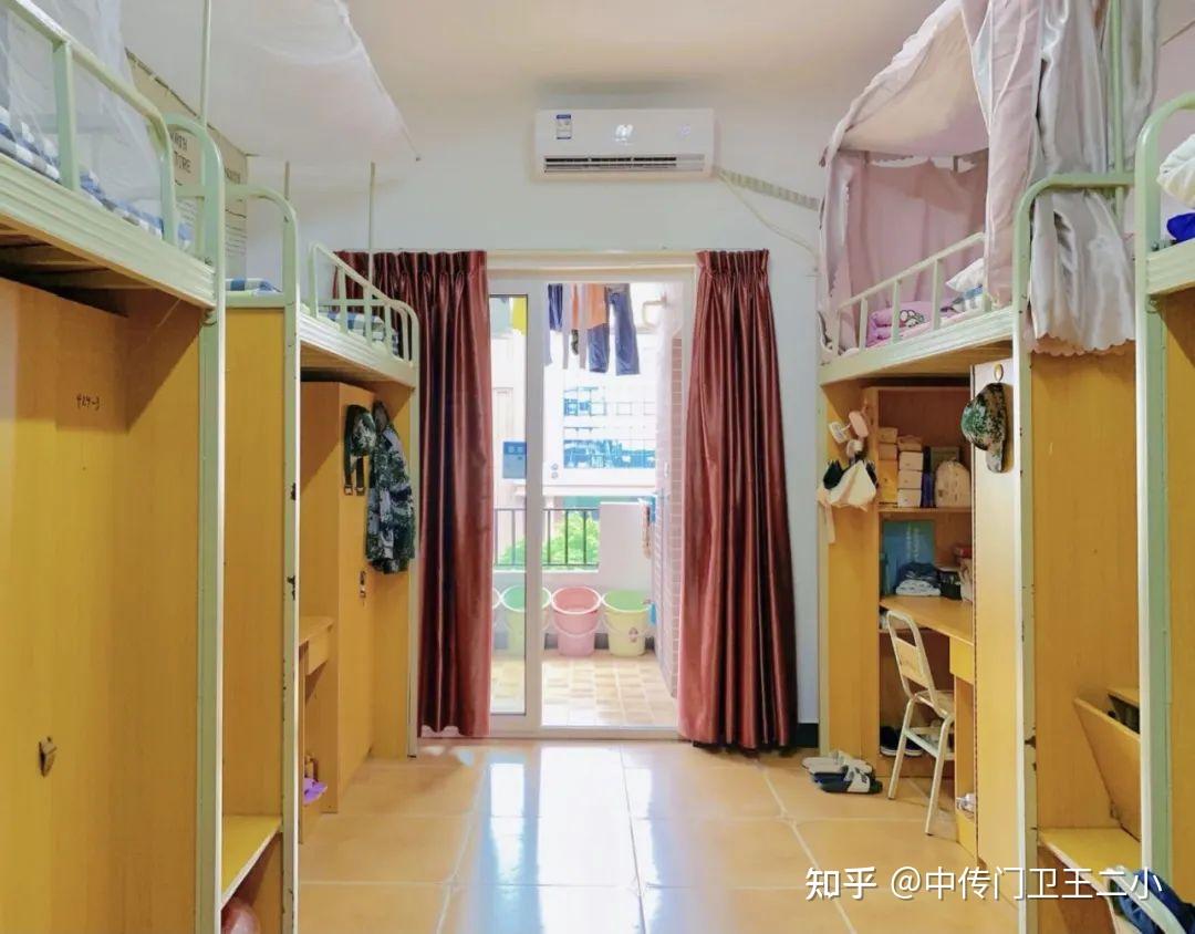 川影的宿舍不华丽但温馨,四个舍友在一间宿舍里喜怒哀乐中度过短暂且