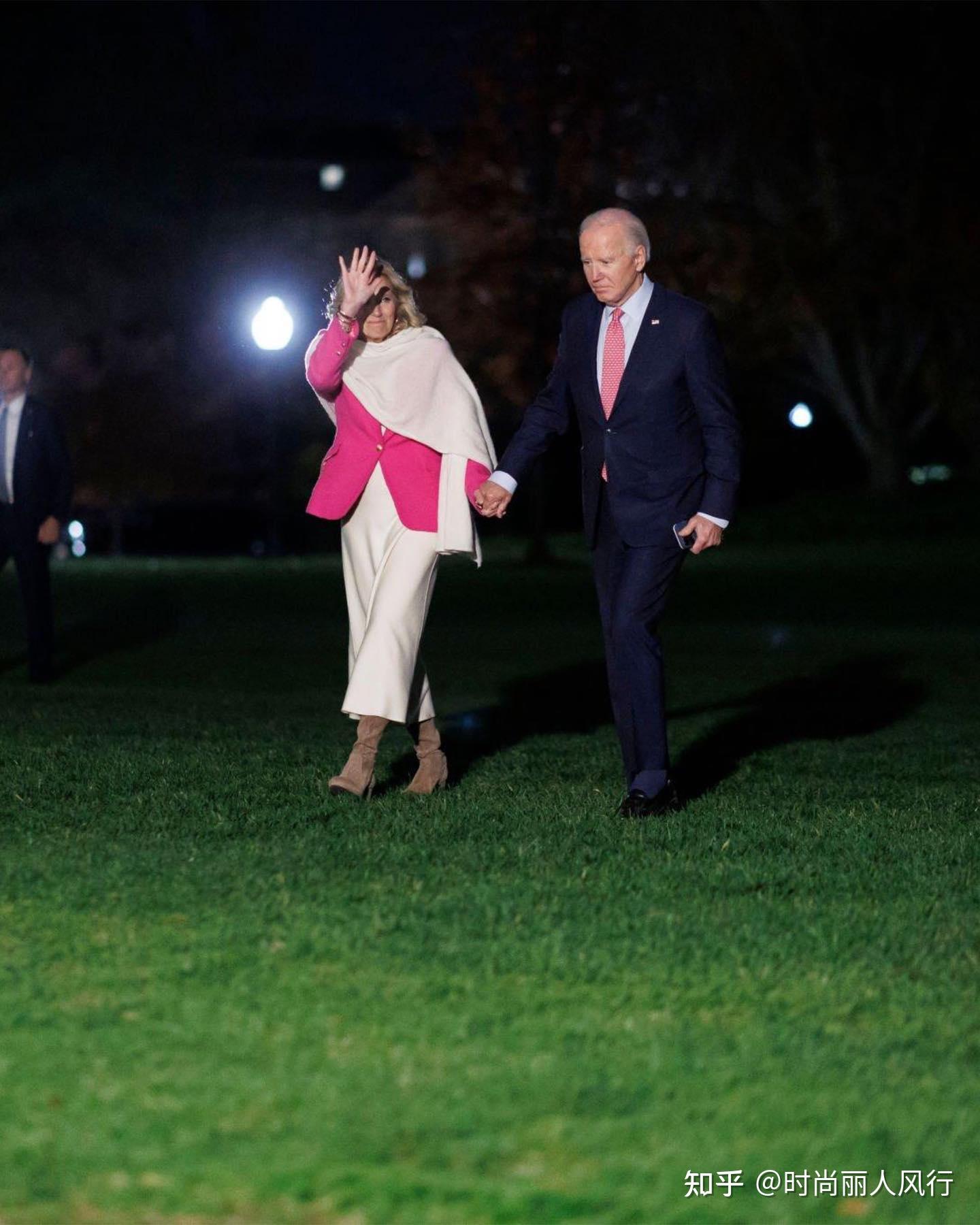 美国夫人在白宫迎巨型圣诞树光腿穿绿裙真抗冻拜登迎81岁生日