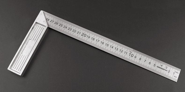 作用:具备直角尺和弯尺的作用,可用来绘制直线或顺修小弧线.0.