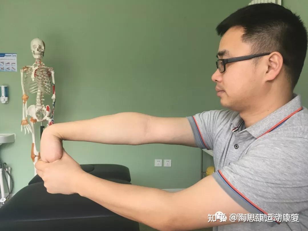 减轻肱骨外上髁压力:可佩带护肘,在肱骨外上髁前端(伸腕肌腱处)施加一