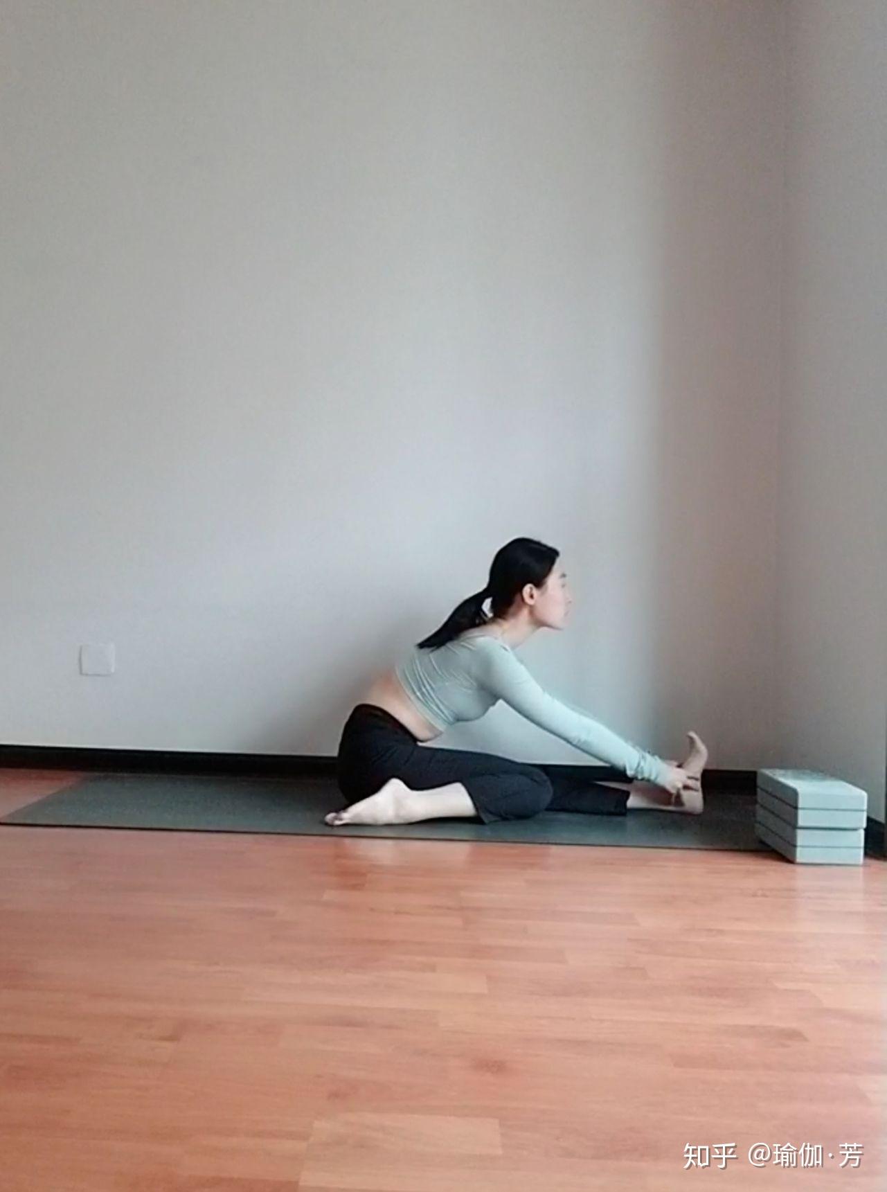 瑜伽体式精讲100讲初级瑜伽体式第90式半英雄前屈伸展式