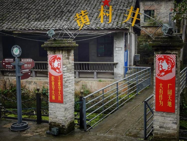 四川嘉阳小火车开往春天的花海列车