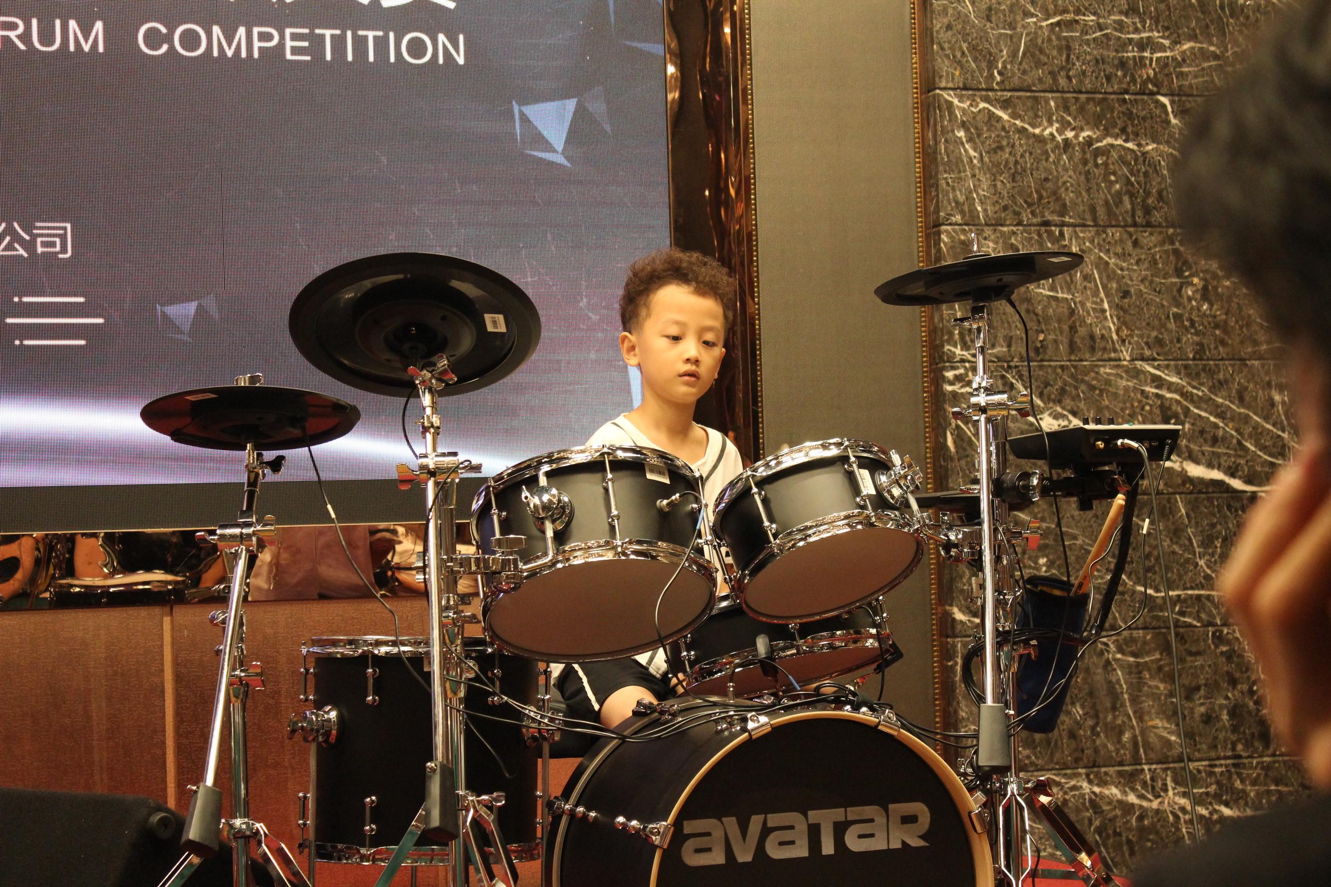 下决赛现场小鼓手们的风采吧~决赛现场决赛现场67评委老师:薛勇军