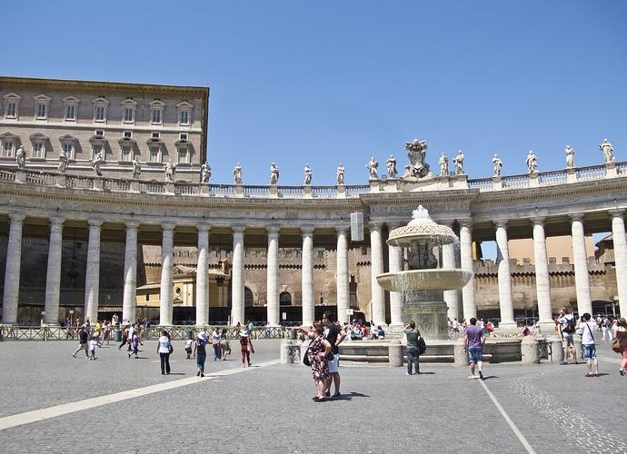 梵蒂冈圣彼得广场圣彼得大教堂外立面雕塑五扇大门多图欣赏