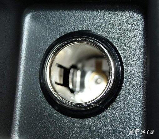刚刚发现奔驰隐藏接口点烟器12v接口发现新c级260深圳陈子昂