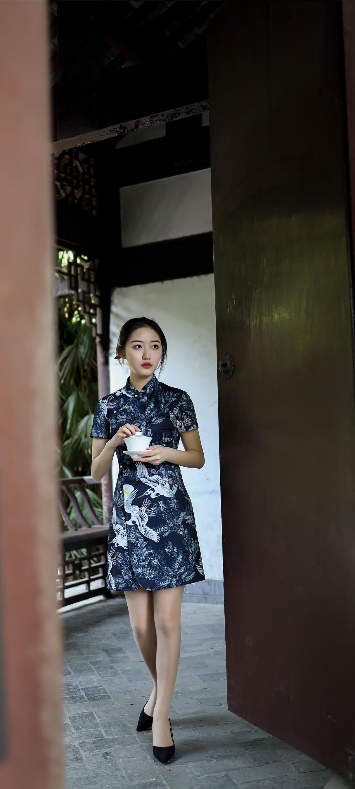 街拍美女,旗袍配肉色丝袜高跟鞋显窈窕身材,气质优雅高贵女人味十足