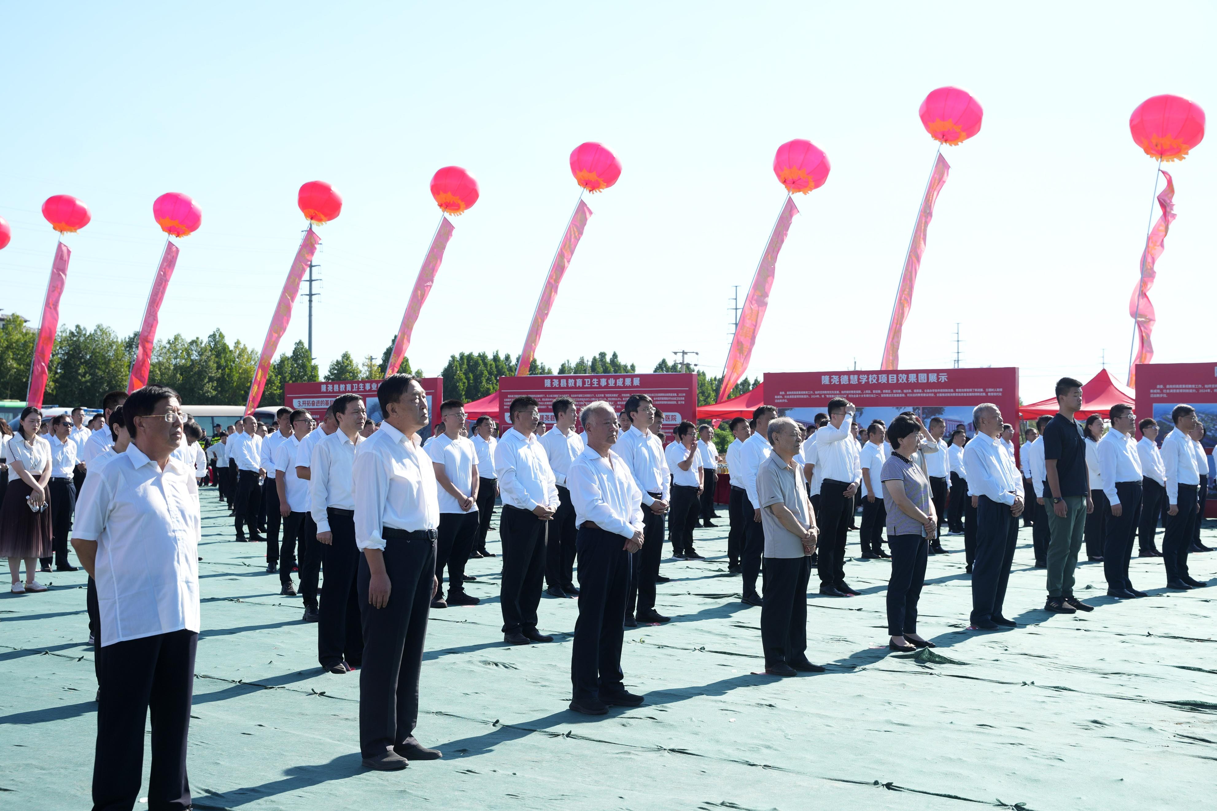 图为8月12日,隆尧县今麦郎股份有限公司捐资建设德慧学校奠基仪式现场