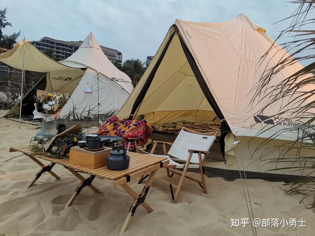 朋友们在沙滩露营帐篷附近休息照片摄影图片_ID:419807839-Veer图库