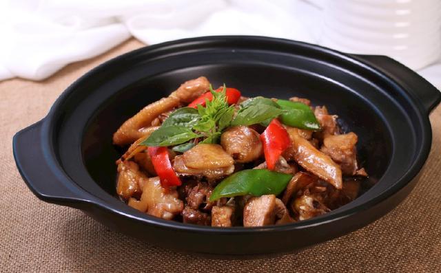三杯鸡是江西宁都传统名菜,它的来历与民族英雄文天祥有关,是赣菜的一