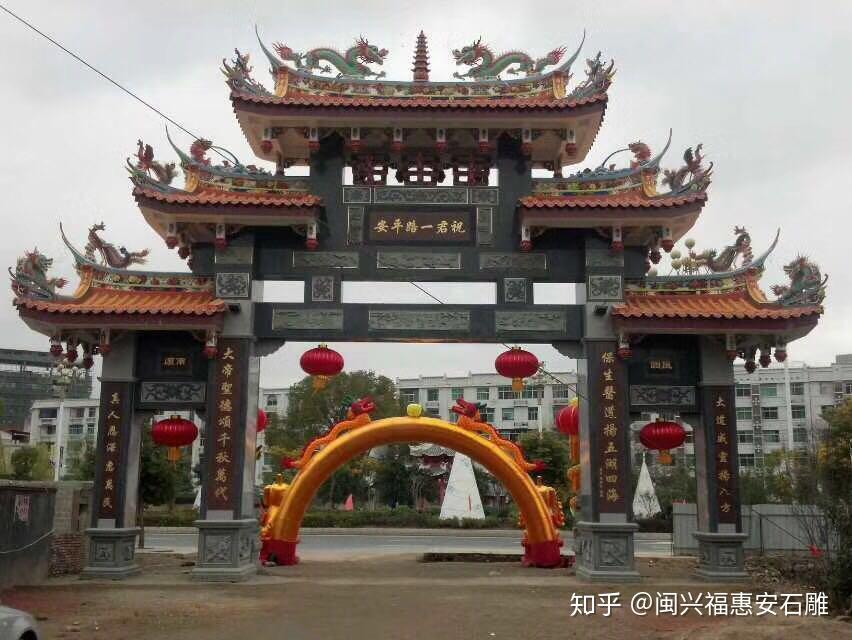 入口牌坊图片样式及浮雕图案美丽乡村入口牌坊选择最多的是三门形式