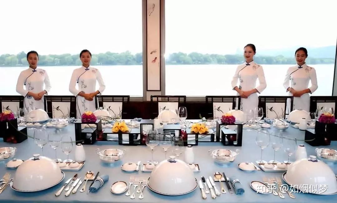 国宴中蜿蜒展开,可以说,它是集中国家饮食文化特色和礼仪文化特色于