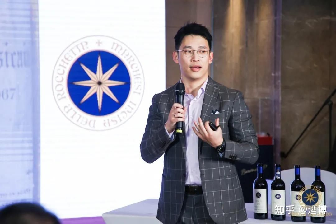 弦祺酒业运营总监沈少恒讲解酒庄故事最后,由知名葡萄酒讲师柳森,侯