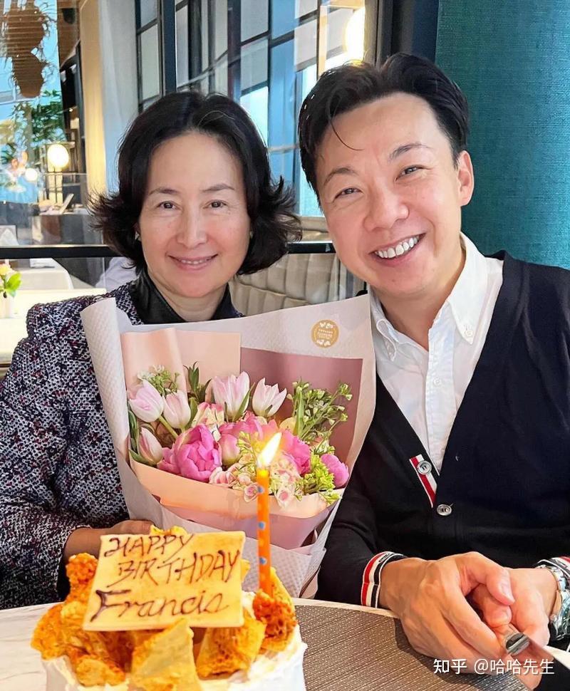 陈百强借着饮酒吞服了大量的安眠药,导致昏迷,被送往医院.