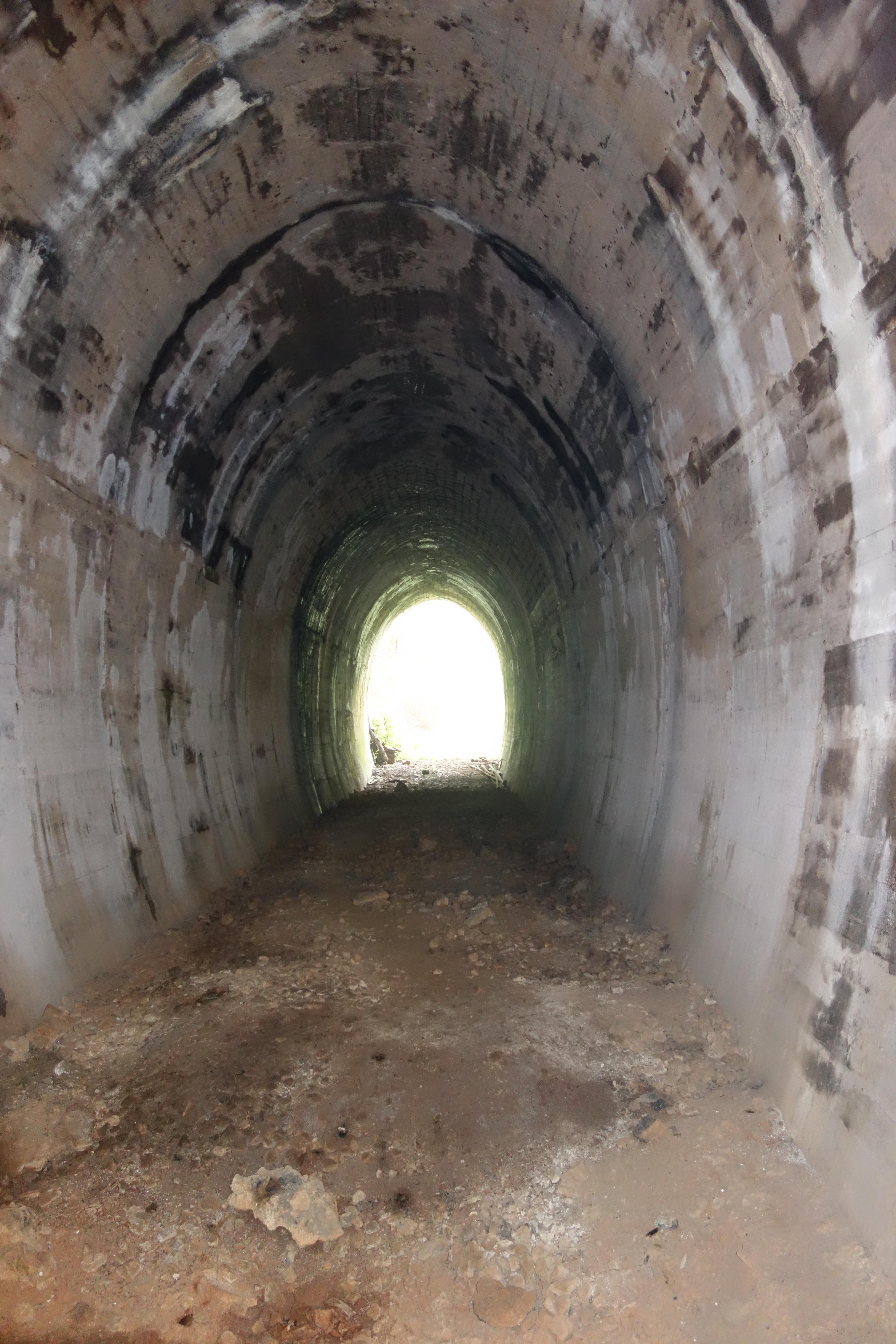 没挖完二号隧道,和对面的三号遥相呼应爬完艰难的山路,先是看到一个