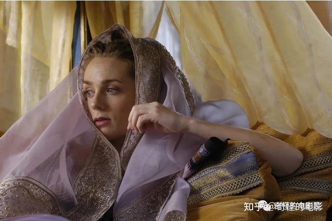 比如,拍屋大维的妈妈和卖马人的床戏用的是女上位,一段关系当中居上位