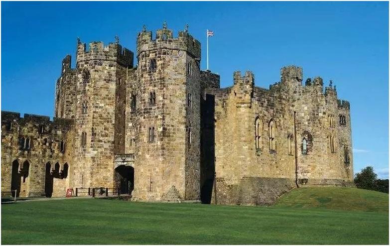 是一座海滨小镇,其巴姆尔格城堡(bamburgh castle)为玫瑰村庄蒙上了一