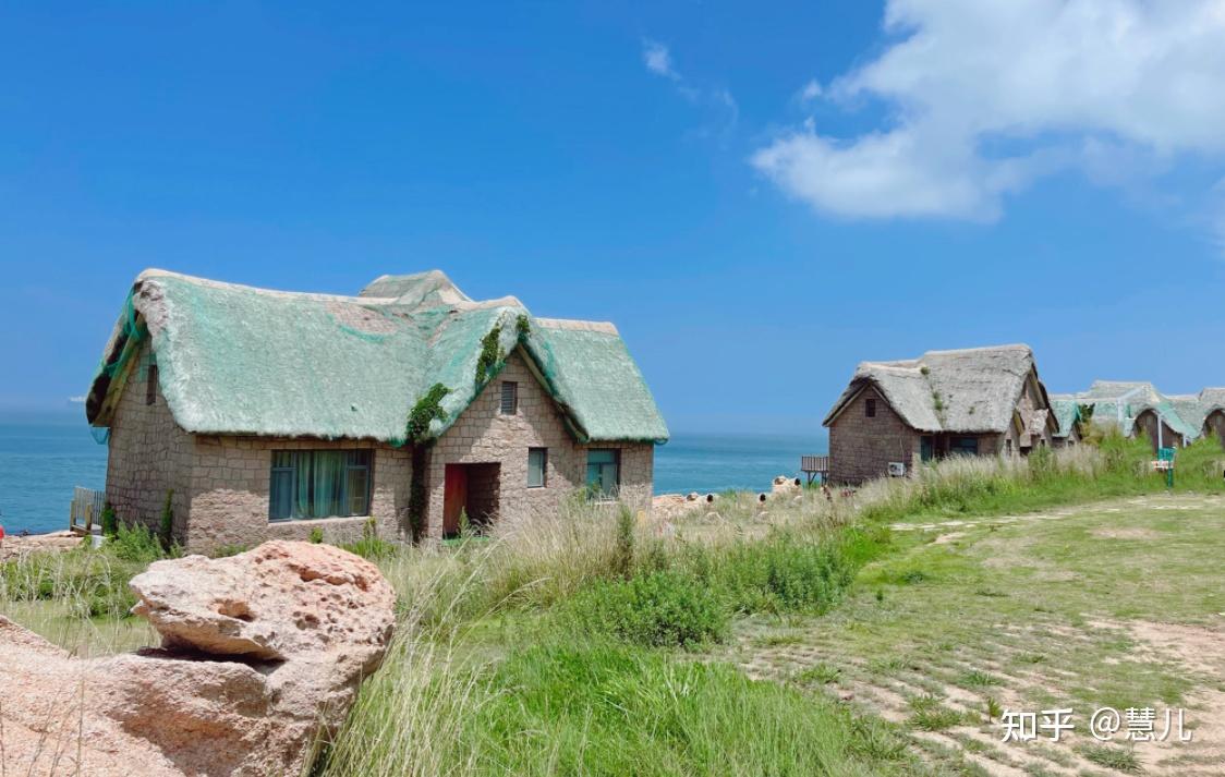 里最好拍的就是位于海边的海草屋了,用海草盖好的屋顶,实际上它是民宿