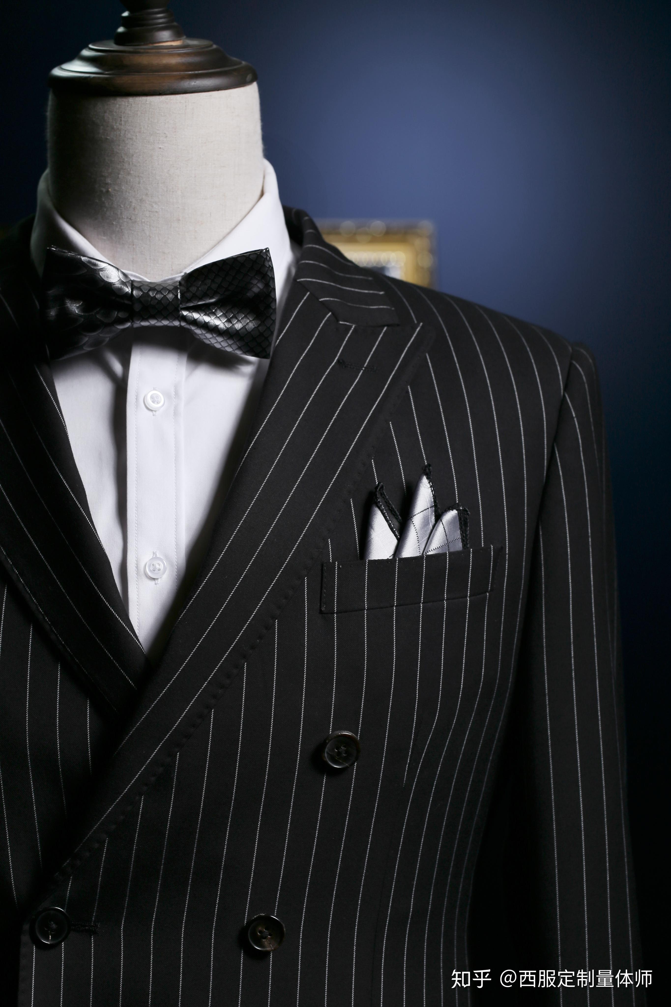 黑色套装的着装高级定制西服