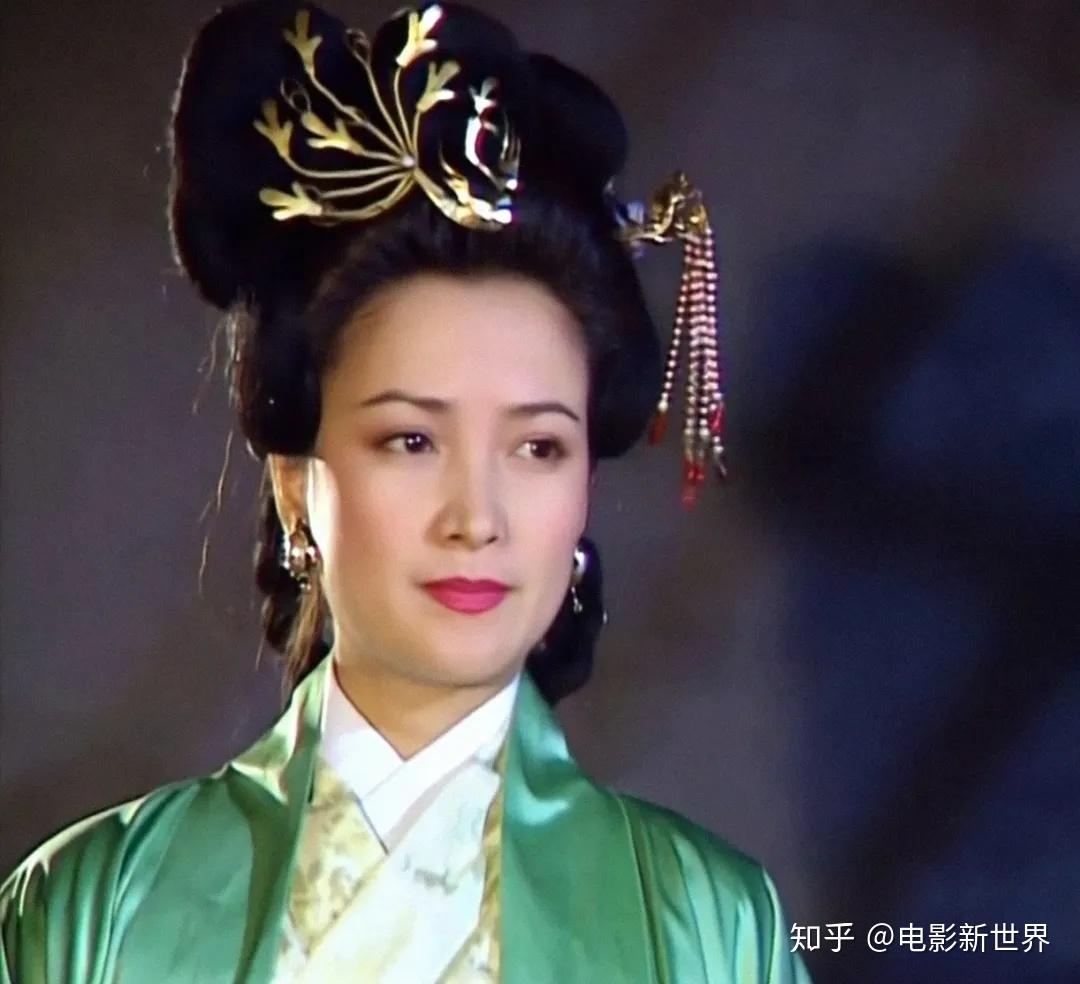 何晴在水浒传中饰演李师师，她的一颦一笑都让人魂牵梦绕