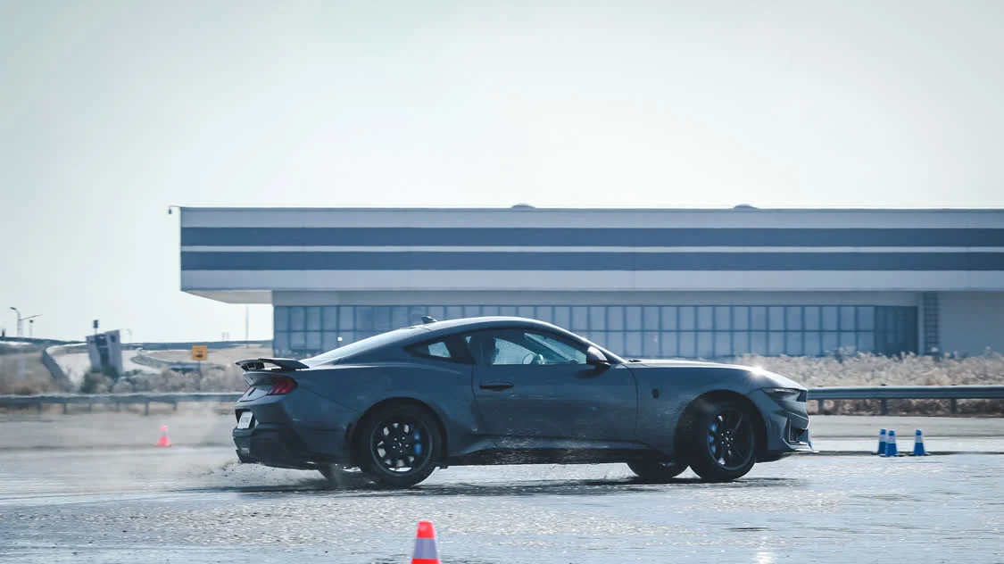 自吸大V8！很难不爱它！体验全新福特Mustang Dark Horse - 知乎