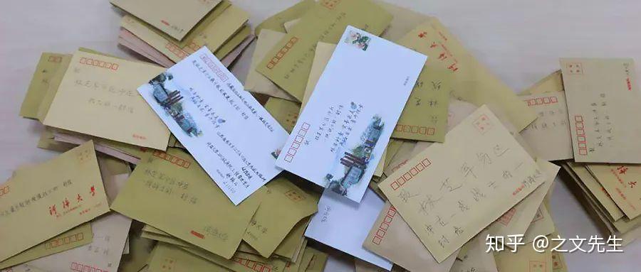 一摞摞信件是回忆的见证,比屏幕上轻飘飘的字更厚重,也教人沉淀感情.