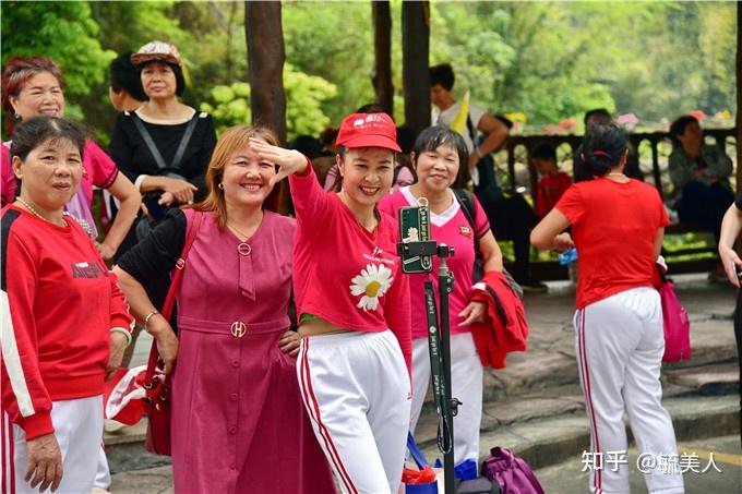 中國大媽不但成為了快樂的代名詞,而且成了旅遊景區重要的客源,正可謂