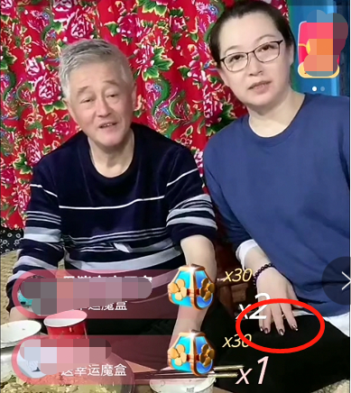 视频平台上开直播,一同出镜的除了她本人,还有父亲赵本山,母亲马丽娟