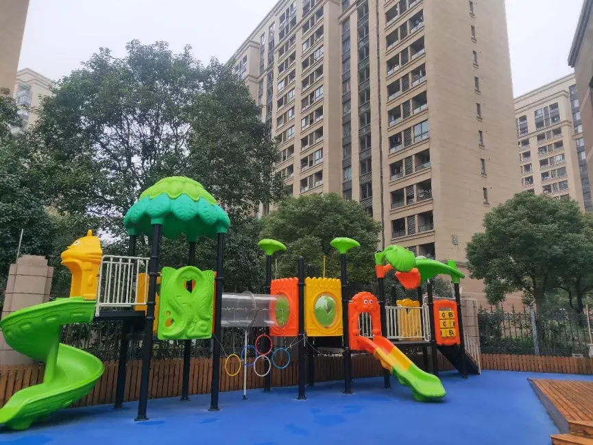 馨古美佳苑小区内的儿童游乐设备.