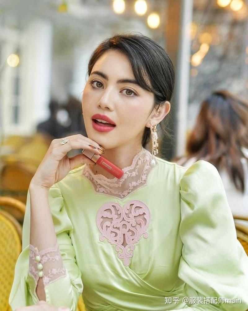 泰国小花mai穿绿色镂空裙风格自然不装嫩浓妆红唇美出新高度