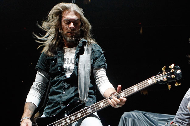 金属乐队潘多拉(pantera)的贝斯手莱克斯布朗(rex brown)在90年代的