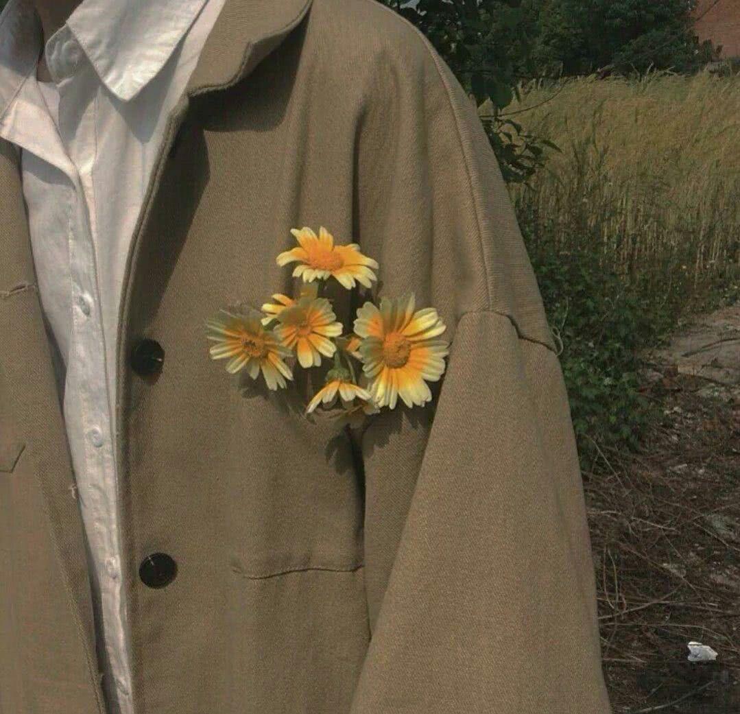 有一张图是一个男生拿着手捧花只有手臂和花在照片里有人知道吗