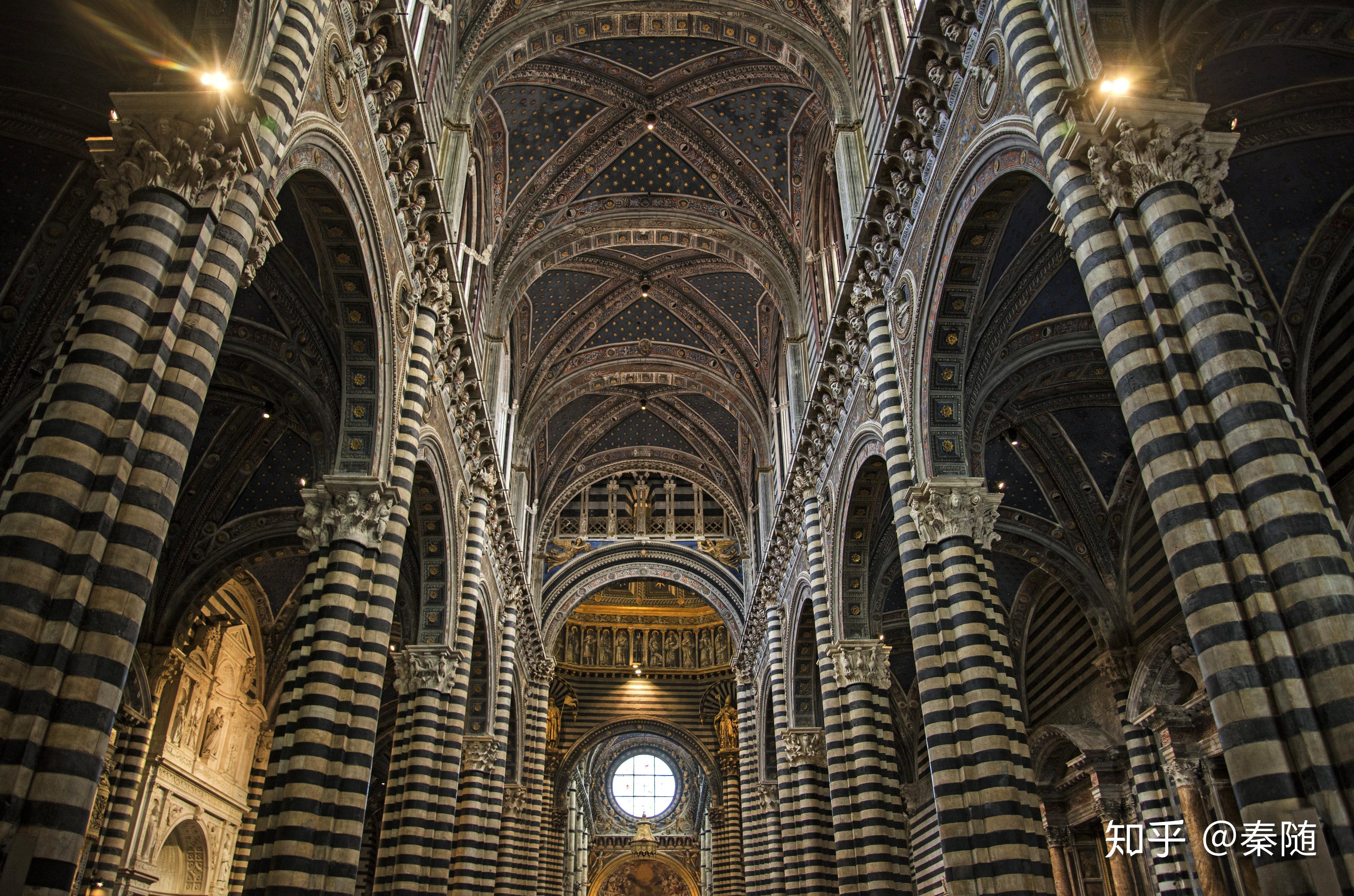 钟楼和教堂是一体的,而非比萨或佛罗伦萨那样的三位一体布局的分体