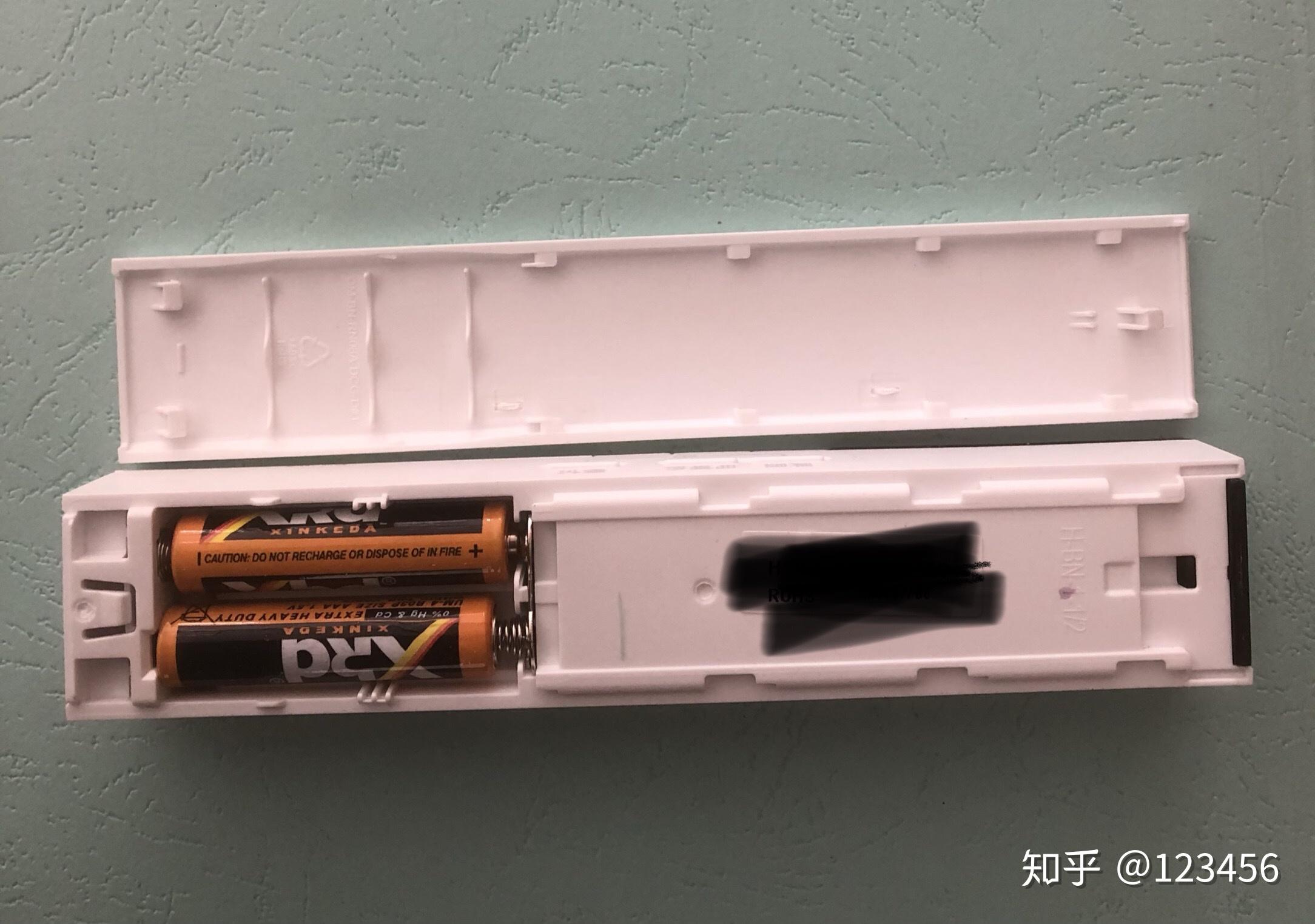 这种美的空调的遥控器怎么换电池呢