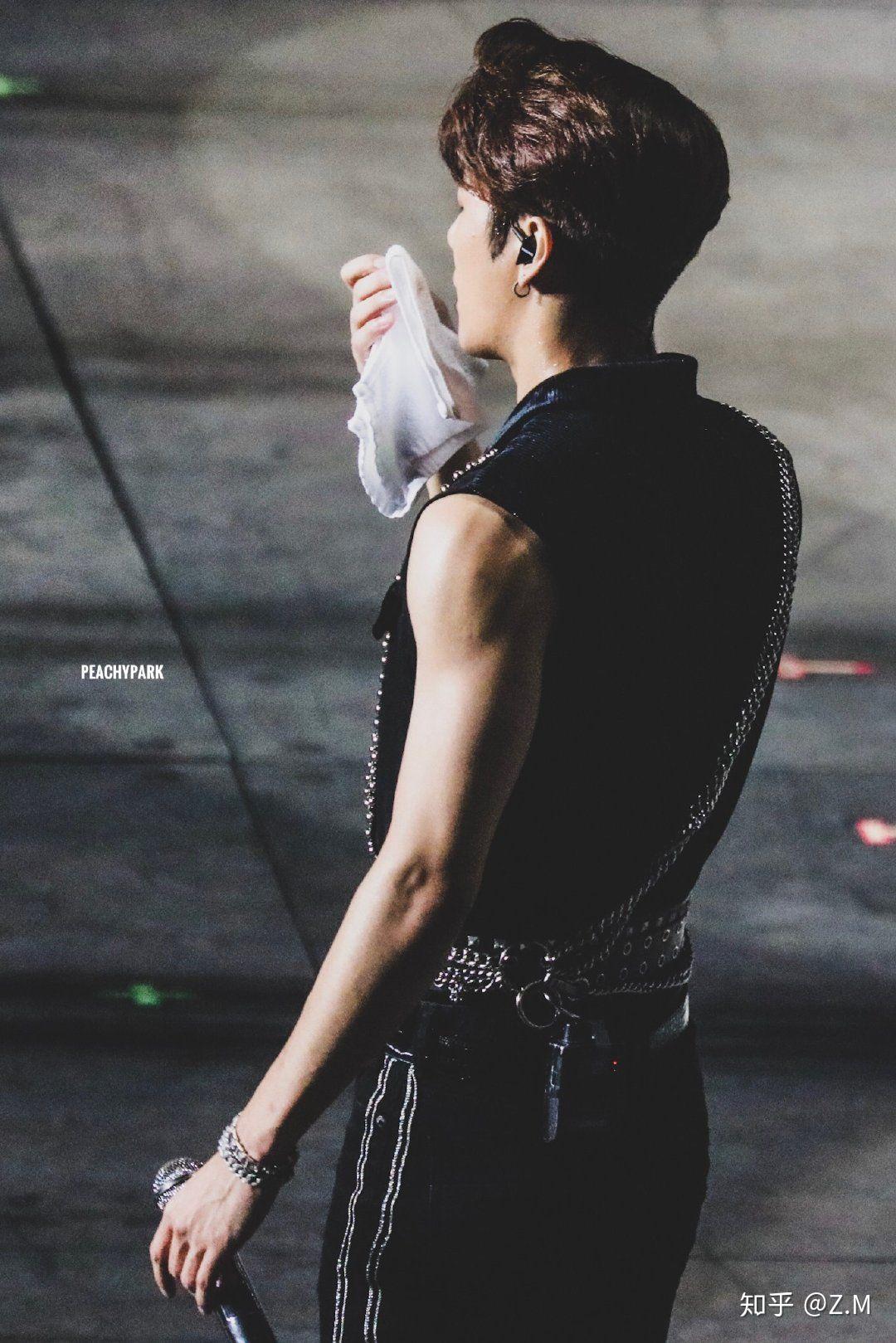 有没有王嘉尔的背影图