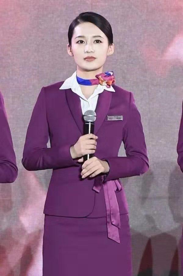 会玩李沁一个手臂穿一件衣服两件拼着穿很吸睛但确定保暖吗